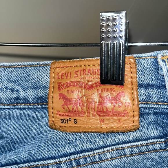 Aritzia Levi Slim Leg Light Wash Distressed Jeans No Flaws - Picture 5 of 6